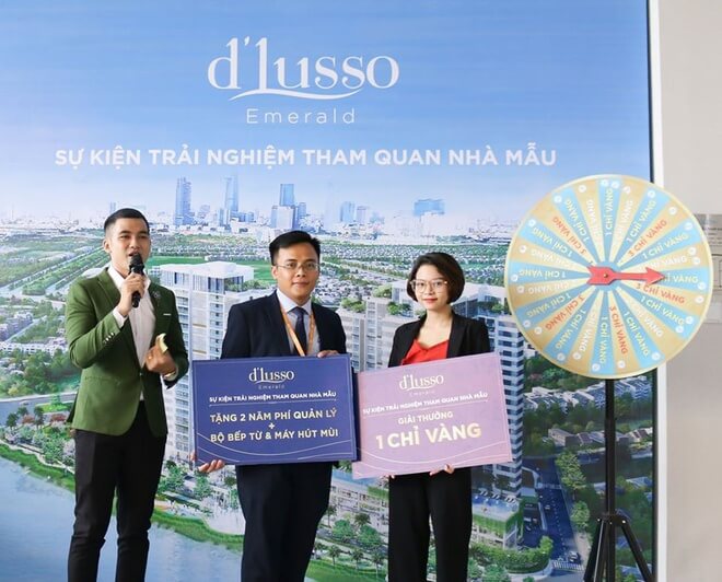 Khách hàng rút thăm trúng thưởng khi tham quan nhà mẫu căn hộ d'lusso